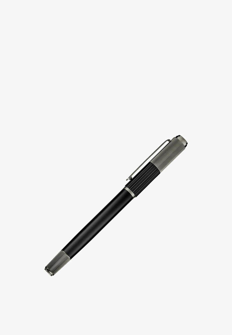 Stylo plume en métal noir et argent avec un capuchon et une extrémité rainurés, avec un clip sur le capuchon, isolé sur fond blanc.