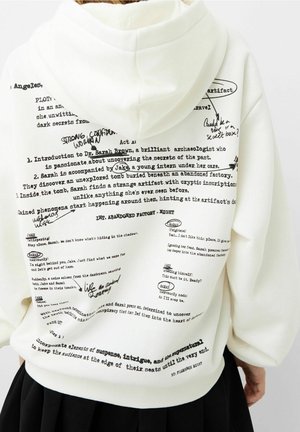 Sweat à capuche blanc avec texte noir style machine à écrire et notes manuscrites ressemblant à un script sur des archéologues découvrant une tombe mystérieuse.