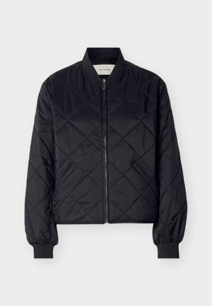 Μαύρο bomber μπουφάν με καπιτονέ σχέδιο, μπροστινό φερμουάρ, ριμπ μανσέτες και γιακά. Διαθέτει μικρό λογότυπο στο αριστερό στήθος. Λεία υφή.