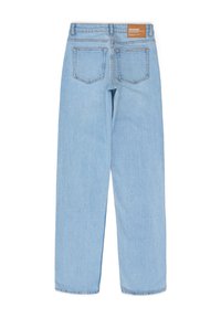 Jeans de mezclilla azul claro con corte recto, que cuentan con dos bolsillos traseros y una etiqueta de cuero de la marca en la cintura.