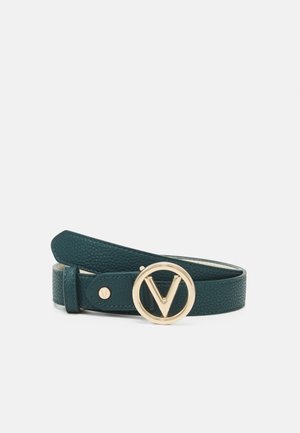 Donkergroene, getextureerde leren riem met een ronde gouden gesp met een opvallend "V"-ontwerp in het midden.