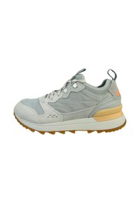 Grauer Sportschuh aus einer Kombination von Netz- und Wildledermaterialien, mit strukturierten Überzügen, einer gepolsterten Sohle und einer Gummisohle für gute Traktion.