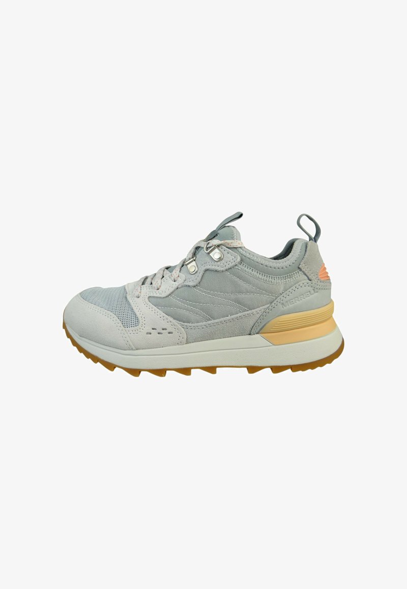 Grauer Sportschuh aus einer Kombination von Netz- und Wildledermaterialien, mit strukturierten Überzügen, einer gepolsterten Sohle und einer Gummisohle für gute Traktion.