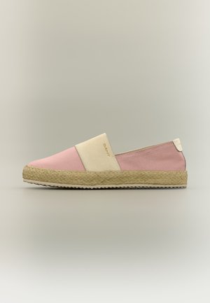 Espadrille rose et beige à enfiler avec semelle en jute tressé et logo "GANT" sur bande beige, sur un fond neutre clair.
