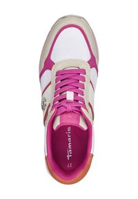 Sneaker bianco e beige chiaro con accenti rosa, punta rotonda, tessuto testurizzato e lacci rosa. Include un logo di marca e un tallone colorato.