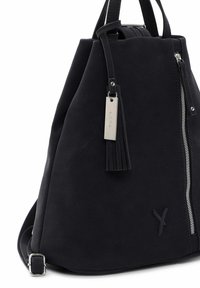 Svart ryggsäck med texturerad yta, utrustad med en silverfärgad dragkedja på ena sidan, en dekorativ tofs och en metallbrandtagn.