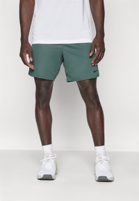 Nike Performance TOTALITY - Pantalón corto de deporte - vintage green/black