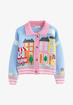 Hellblauer Strickcardigan mit pinkem Kragen und Knöpfen, vorne mit bunten Gebäuden, Bäumen, einem Fahrrad und Menschen, die Hunde ausführen.
