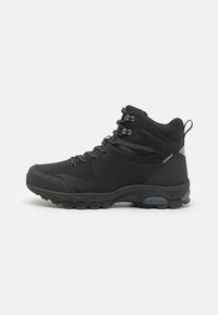 Botas de senderismo negras impermeables con un diseño de caña alta, que presentan paneles de malla, acentos texturizados y una suela robusta para tracción.