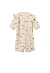 Robe courte à manches courtes, de couleur crème, avec des volants et un imprimé ludique de chiens, d'arc-en-ciel, de nuages et de soleils dans des tons pastel doux.