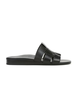 Zwarte platte slidesandalen met drie brede banden en open teen, gladde zool en lage hak, zijaanzicht op een witte achtergrond.