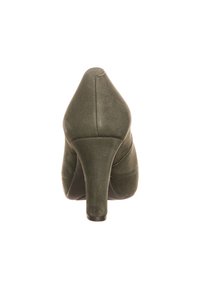 Grön mocka högklackad sko med spetsig tå och kraftig klack. Har stickad detalj längs sidorna. Slät textur.