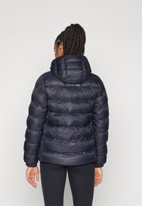 Marineblaue Steppjacke mit Kapuze, die über gesteppten Bereiche, elastische Bündchen und eine glatte, glänzende Oberfläche verfügt.