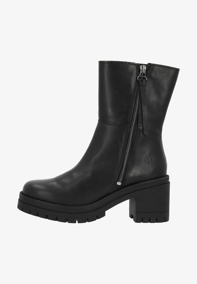 Botte mi-mollet en cuir noir avec semelle épaisse et talon bloc, fermeture éclair latérale avec languette, et logo embossé près du talon.