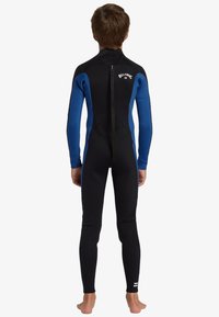 Muta nera e blu con zip sul retro, maniche lunghe e pantaloni aderenti, realizzata in materiale flessibile per sport acquatici.