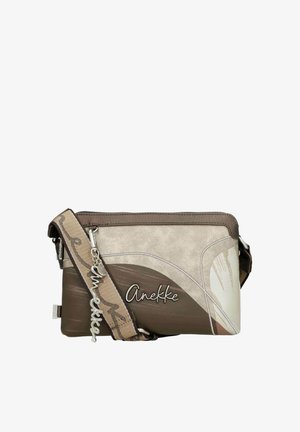 Bolso bandolera estilo sobre en tonos beige y marrón con el logo de Anekke en el frente y una correa de tela con marca y un charm metálico.