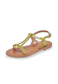 Sandale plate en cuir marron avec des détails de sangle verte, dotée d'un design tressé, d'une sangle de cheville ajustable et d'une semelle unie.