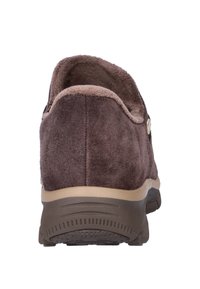 Donkerbruin suede instapschoen met een gevoerd binnenwerk en een contrasterende tan rubberen zool met gestructureerde gripdetails.