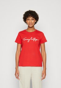 Tommy Hilfiger - SIGNATURE TEE - Trükipildiga T-särk - fierce red Väikepilt 1