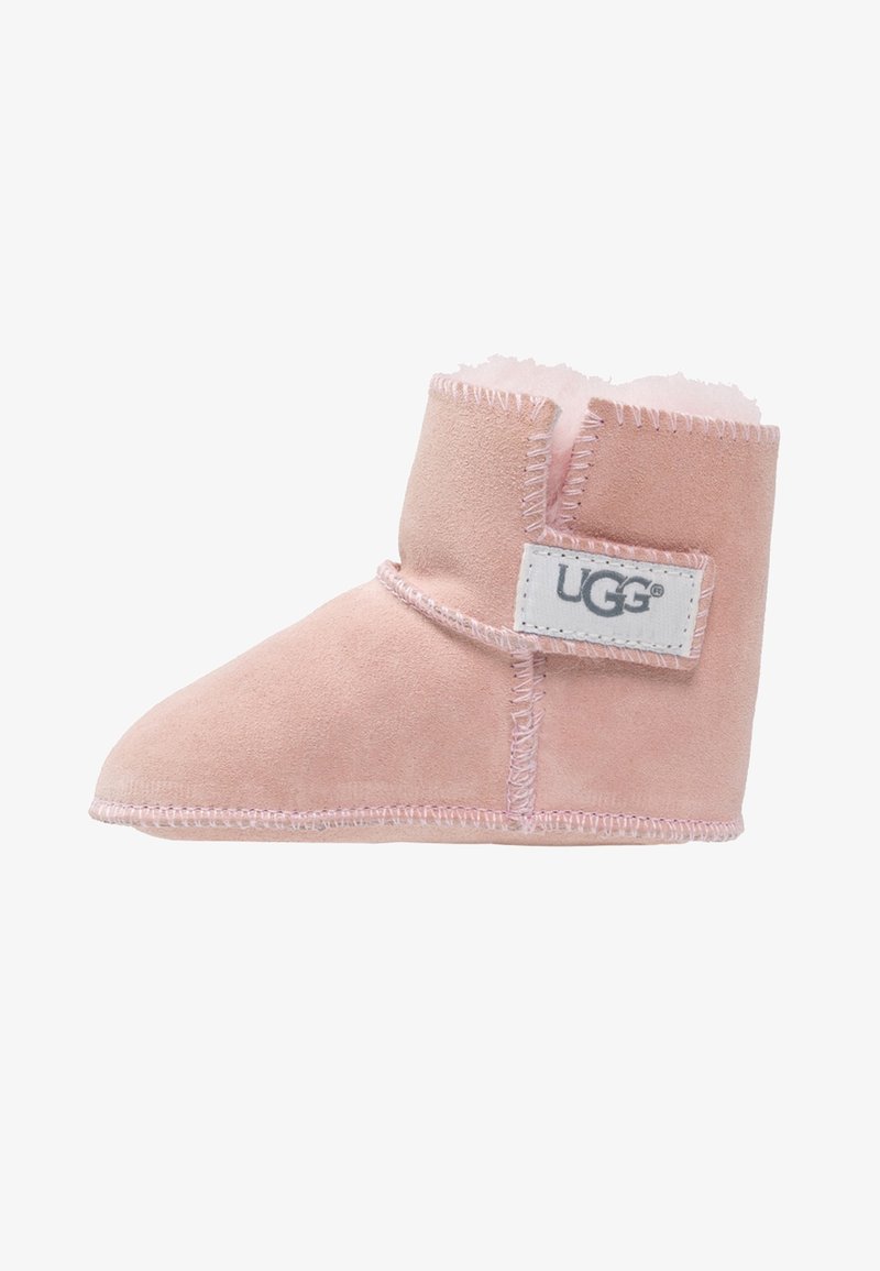 Rosa Wildlederstiefel mit einem weichen, Lammfellfutter. Mit einer genähten Naht und einem weißen Etikett mit dem Logo. Kurze Höhe und runde Zehenform.