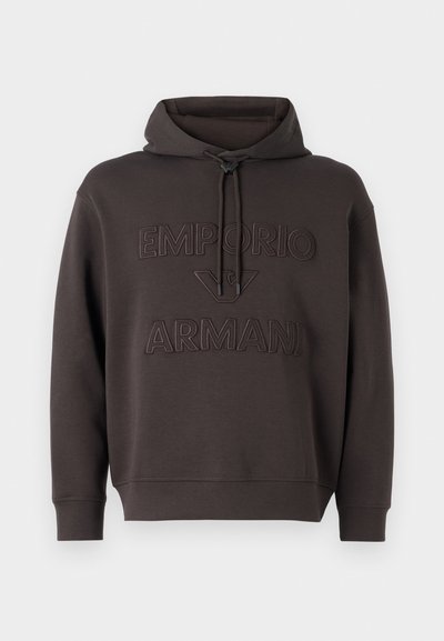 Hanorac de culoare maro închis, cu buzunar tip cangur, glugă cu șnur și logo brodat în relief „EMPORIO ARMANI” pe față. Textură a materialului moale.