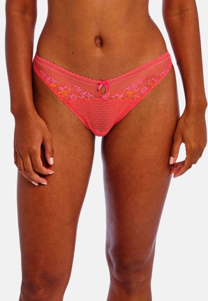 Roze kant thong met een stippenpatroon, voorzien van accenten van bloemontwerpen en een kleine sleutelgatdetail aan de voorkant. Zachte stof met delicate afwerking.