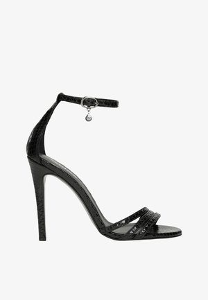 Sandales à talons hauts noires en faux cuir de crocodile. Dotées d'une fine bride à la cheville, de doubles brides avant et d'un design à bout pointu.