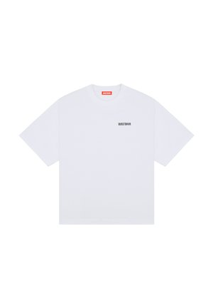 Λευκό T-shirt με κοντά μανίκια, μαύρο κείμενο "WRSTBHVR" τυπωμένο στο αριστερό στήθος και κόκκινη ετικέτα μέσα στον γιακά.