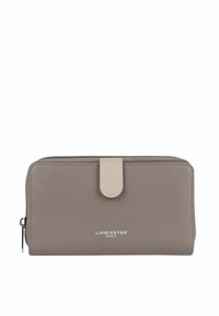 Portefeuille en cuir gris avec une fermeture à bouton crème, un dessus zippé et le logo en relief "LANCASTER PARIS" à l'avant. Texture lisse et forme rectangulaire.