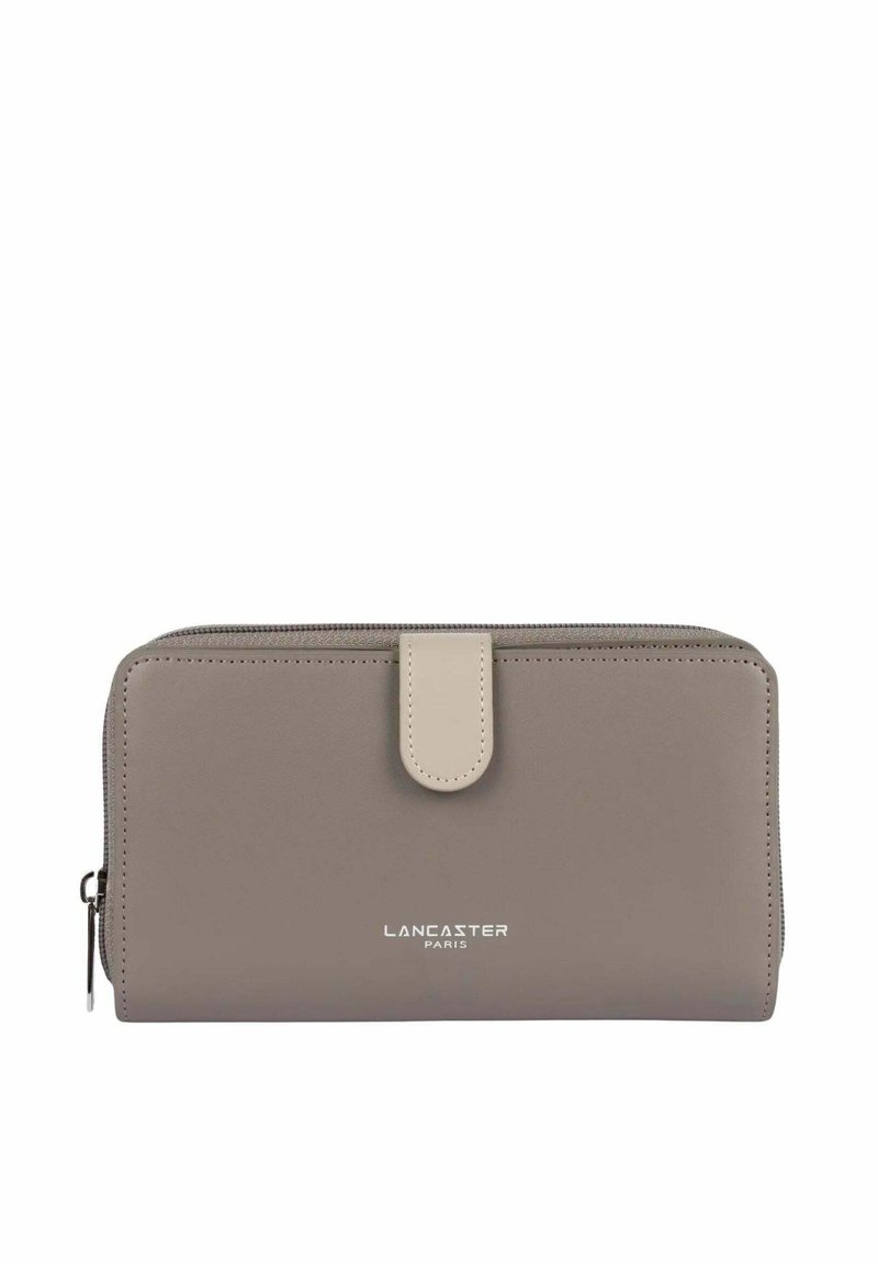 Portefeuille en cuir gris avec une fermeture à bouton crème, un dessus zippé et le logo en relief "LANCASTER PARIS" à l'avant. Texture lisse et forme rectangulaire.