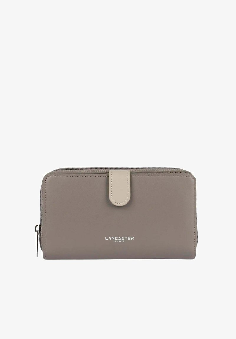 Portefeuille en cuir gris avec une fermeture à bouton crème, un dessus zippé et le logo en relief "LANCASTER PARIS" à l'avant. Texture lisse et forme rectangulaire.