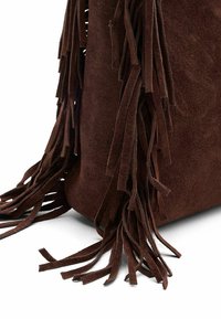 Bruine suède tas met lange, decoratieve franjes langs de zijkanten, met een zachte textuur en een gestructureerde, rechthoekige vorm.