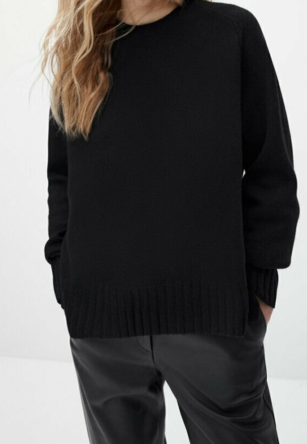 Zwarte gebreide trui met een ronde halslijn, geribde manchetten en zoom. Draag het met zwarte leren broeken met een relaxed fit en een minimalistisch ontwerp.