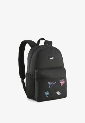Czarny plecak Puma z wyściełanymi paskami i przednią kieszenią ozdobioną naszywkami, w tym ryczącą panterą i płonącą piłką nożną.