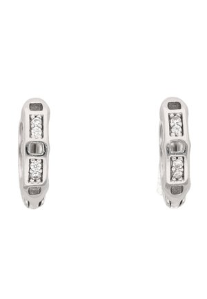Para małych srebrnych kolczyków kołowych z osadzonymi przezroczystymi kamieniami szlachetnymi i prostokątnymi wycięciami.