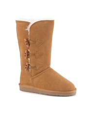 Stivale al ginocchio in suede beige con tre bottoni in legno sul lato, morbido rivestimento in pelliccia visibile in cima e suola in gomma piatta.