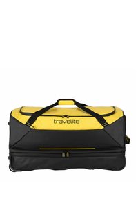 Borsa duffel nera con accenti giallo brillante, dotata di cerniere, manico e logo. Realizzata in materiale resistente, progettata per un facile trasporto.