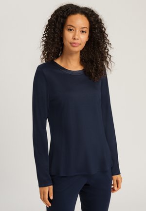 Maglia a maniche lunghe navy in tessuto morbido con scollo rotondo, caratterizzata da una vestibilità rilassata e dettagli di cucitura discreti lungo l'orlo.