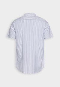 Camisa de manga corta con botones, en rayas blancas y azul claro, con cuello clásico y dobladillo curvo, confeccionada en un tejido texturizado.