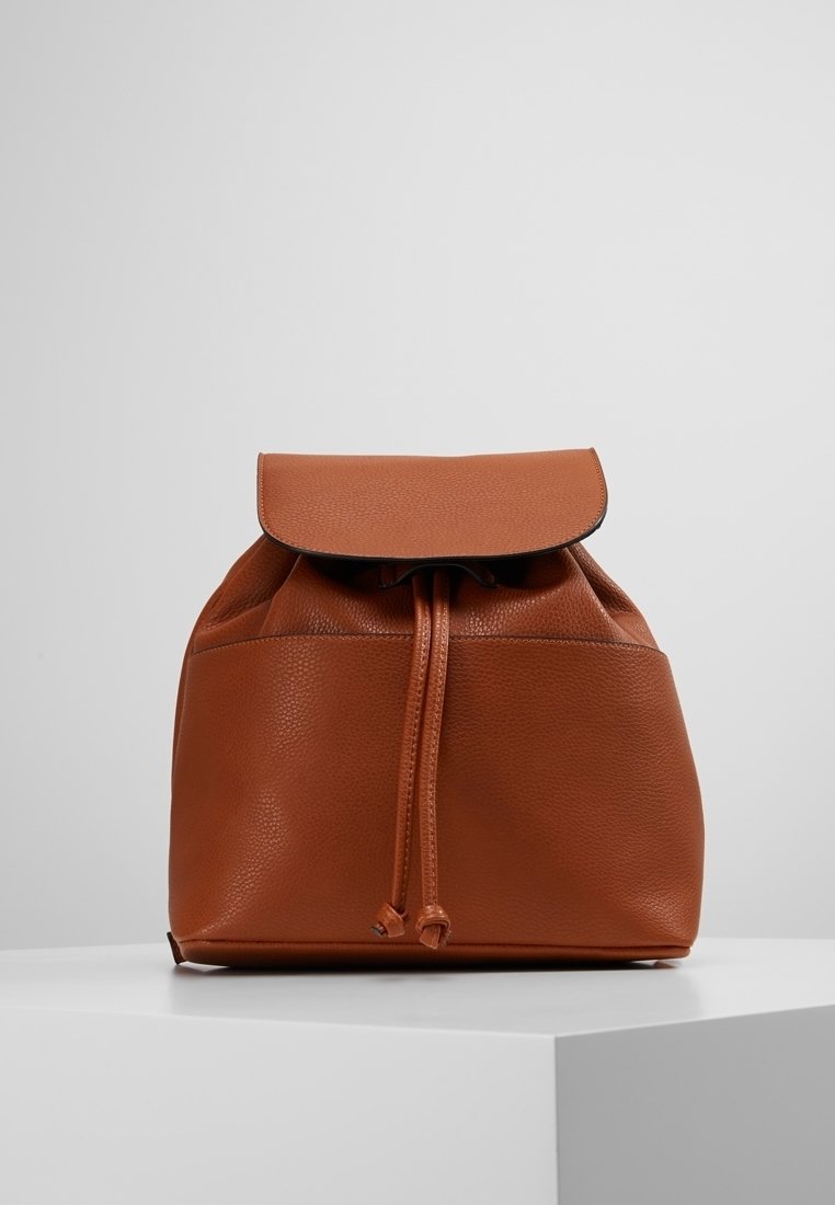 Zaino in pelle marrone con una texture liscia, chiusura a cordoncino e parte superiore con pattina. Presenta una base arrotondata e sottili dettagli di cucitura.