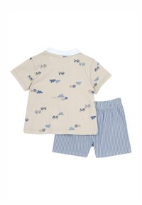 Camicia beige a maniche corte con motivi di nuvole e camion, abbinata a pantaloni corti a righe blu chiaro. Materiale in cotone, texture morbida.