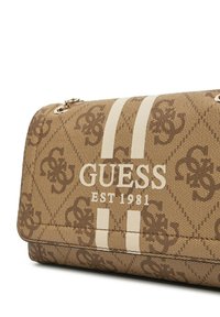 Borsa a tracolla marrone a motivo, realizzata in materiale sintetico, con un logo bianco ben visibile e strisce sottili. Include hardware metallico e una finitura testurizzata.