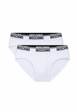 Due slip da uomo bianchi con fascia in vita nera caratterizzata da grandi loghi "Moschino" neri.