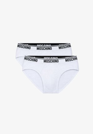 Due slip da uomo bianchi con fascia in vita nera caratterizzata da grandi loghi "Moschino" neri.