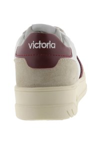 Sneaker bianco con retro in pelle bordeaux e dettagli in suede. Presenta una suola in gomma crema e il logo "victoria" ricamato.