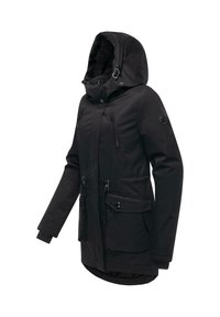 Svart jacka med huva, med fickor som har dragkedja och knapp, dragsko i midjan, och tygtextur med en slät yta.