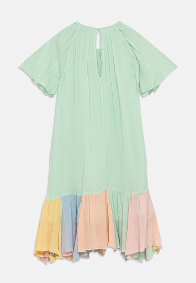 Φόρεμα ανοιχτό πράσινο με κοντά, βολάν μανίκια, πίσω άνοιγμα σε σχήμα κλειδιού και στρωματοποιημένο τελείωμα σε παστέλ αποχρώσεις κίτρινου, ροζ και μπλε.