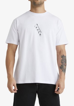 Camiseta de algodón blanca de manga corta con un diseño gráfico negro de una guadaña y texto estilizado en la parte frontal.