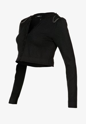 Černý zkrácený svetřík vyrobený z pleteného materiálu, s dlouhými rukávy, zapínáním na knoflíky a řetízkovými detaily na ramenech.