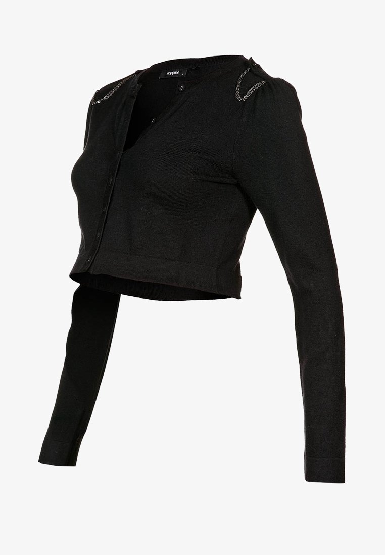 Svart kortad cardigan gjord av stickat material, med långa ärmar, knäppning framtill och kedjeaccenter på axlarna.